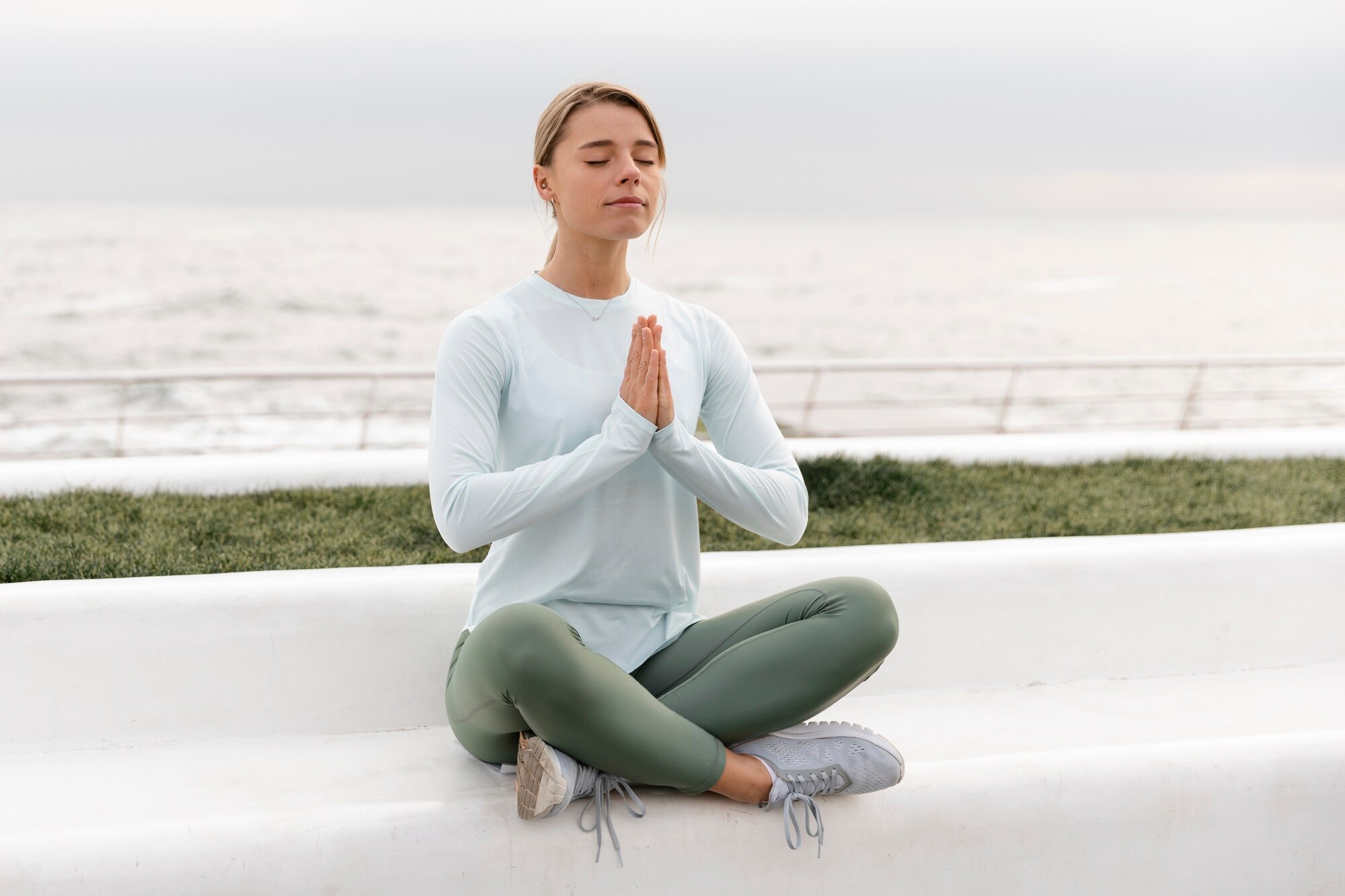 Persona meditando o en calma